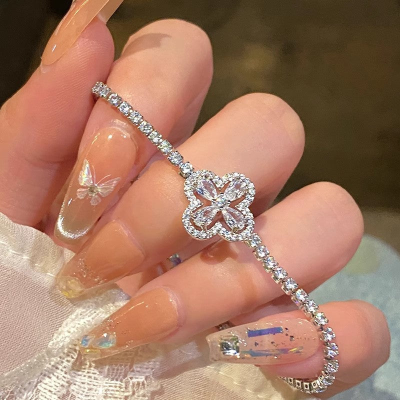 【Kupite 1, dobite 1 gratis】✨Super sijoča votla zapestnica s štirilistno deteljico, izvrstna luksuzna nišna zapestnica s polnimi diamanti