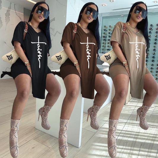 【Top + spodnie】 Zestaw T-shirt i szorty z dekoltem w szpic i nadrukiem w litery