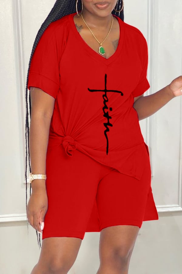 【Top + spodnie】 Zestaw T-shirt i szorty z dekoltem w szpic i nadrukiem w litery