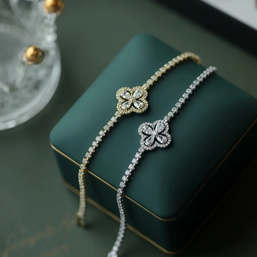 【Kupite 1, dobite 1 gratis】✨Super sijoča votla zapestnica s štirilistno deteljico, izvrstna luksuzna nišna zapestnica s polnimi diamanti