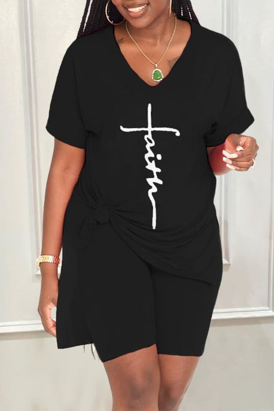 【Top + spodnie】 Zestaw T-shirt i szorty z dekoltem w szpic i nadrukiem w litery